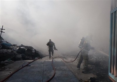  آتش‌سوزی سوله نگهداری ضایعات پلاستیک در جاده ورامین + تصاویر 