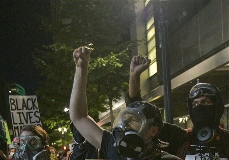 تظاهرات آمریکایی‌ها در شهر پورتلند/ معترضان به مرکز پلیس حمله کردند