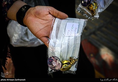 اهدای بسته های ماسک و شکلات توسط گروه جهادی در روز عید غدیر