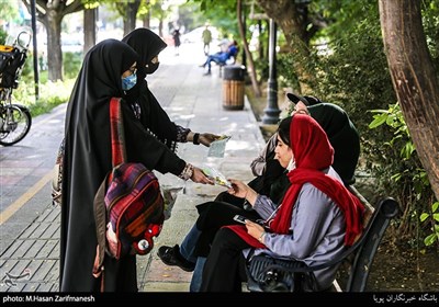 اهدای بسته های ماسک و شکلات توسط گروه جهادی در روز عید غدیر
