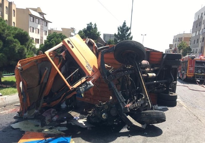 تصادف شدید و واژگونی 2 دستگاه خاور در خیابان شهید باقری + تصاویر