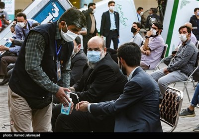 ضدعفونی کردن دست شرگت کنندگان و رعایت پروتکل های بهداشتی در مراسم افتتاح اولین کتابخانه عمومی در مترو تهران