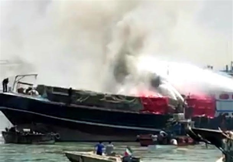 بوشهر|آتش سوزی در لنج تجاری حامل 500 تن بار در بندر گناوه/ عملیات اطفاء‌همچنان ادامه دارد