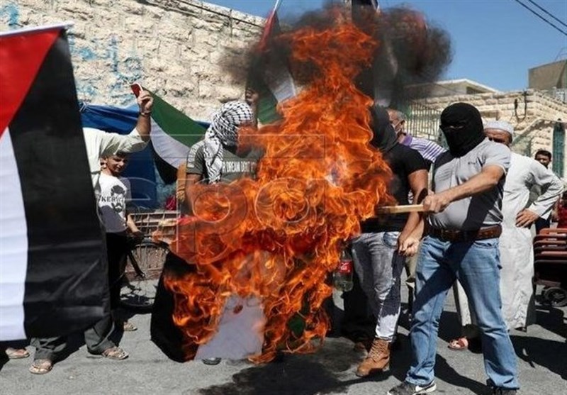 فلسطین میں متحدہ عرب امارات اور امریکی صدر کے خلاف زبردست مظاہرے، اماراتی پرچم نذرآتش