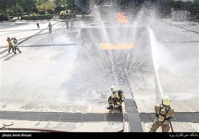 مانور های امداد و نجات سازمان آتش نشانی در حاشیه رونمایی از تجهیزات جدید مرکز آموزش سازمان آتش نشانی