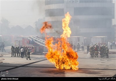 مانور های امداد و نجات سازمان آتش نشانی در حاشیه رونمایی از تجهیزات جدید مرکز آموزش سازمان آتش نشانی