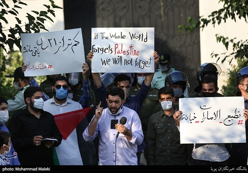 جمع من طلبة الجامعات یحتشدون امام السفارة الاماراتیة لدى طهران ( بالصور)