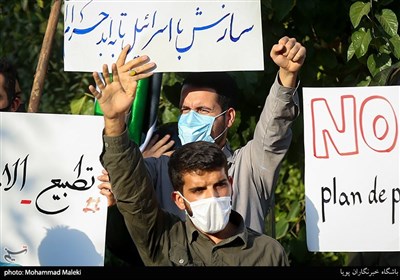 تجمع اعتراض آمیز دانشجویان مقابل سفارت امارات در خصوص توافق ننگین عادی سازی روابط با رژیم غاصب صهیونیستی