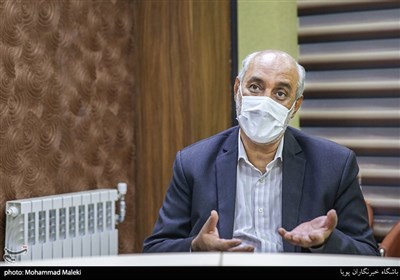محمود رمضانیان از اعضای هلال احمر در مراسم رونمایی از کتاب جنگ شهرها-تهران
