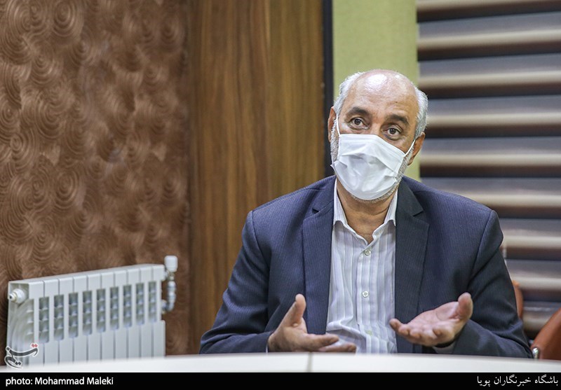 محمود رمضانیان از اعضای هلال احمر در مراسم رونمایی از کتاب جنگ شهرها-تهران
