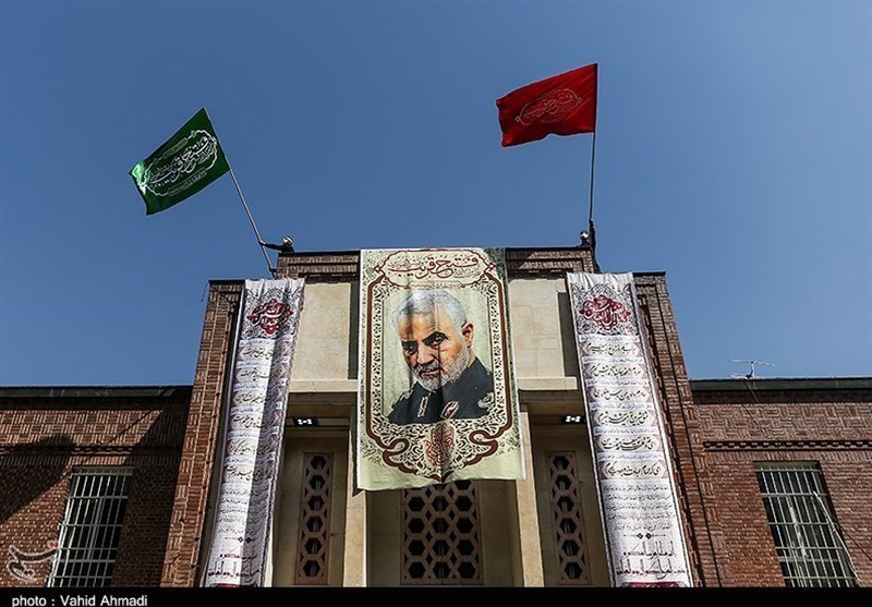 اهتزار پرچم عزای امام حسین(ع) در سفارت سابق آمریکا