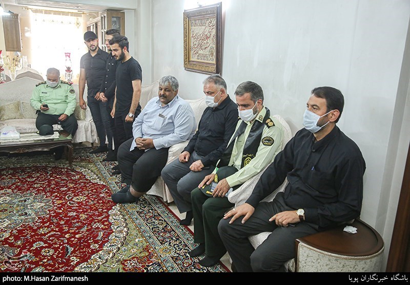 حضور سردار کیوان ظهیری، رییس پلیس پیشگیری تهران بزرگ در منزل شهید گروهبان‌یکم حامد ضابط