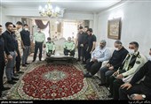 حضور سردار کیوان ظهیری، رییس پلیس پیشگیری تهران بزرگ در منزل شهید گروهبان‌یکم حامد ضابط