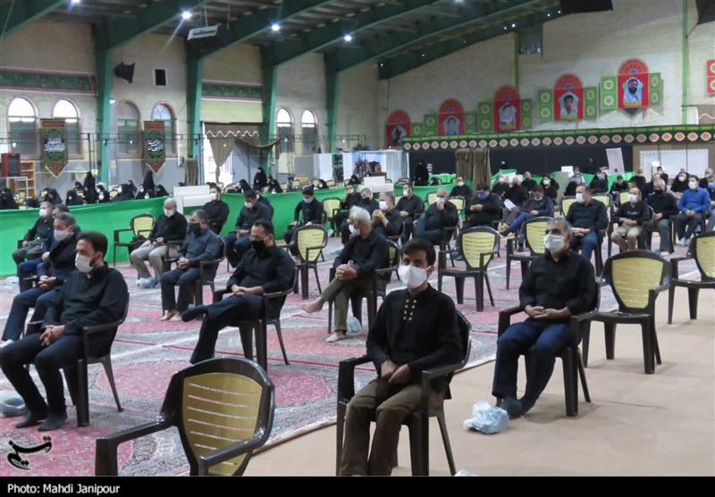 محرم در حسینیه ثارالله خمینی‌شهر به روایت تصویر/ رعایت کامل پروتکل‌های بهداشتی در عزای حسینی