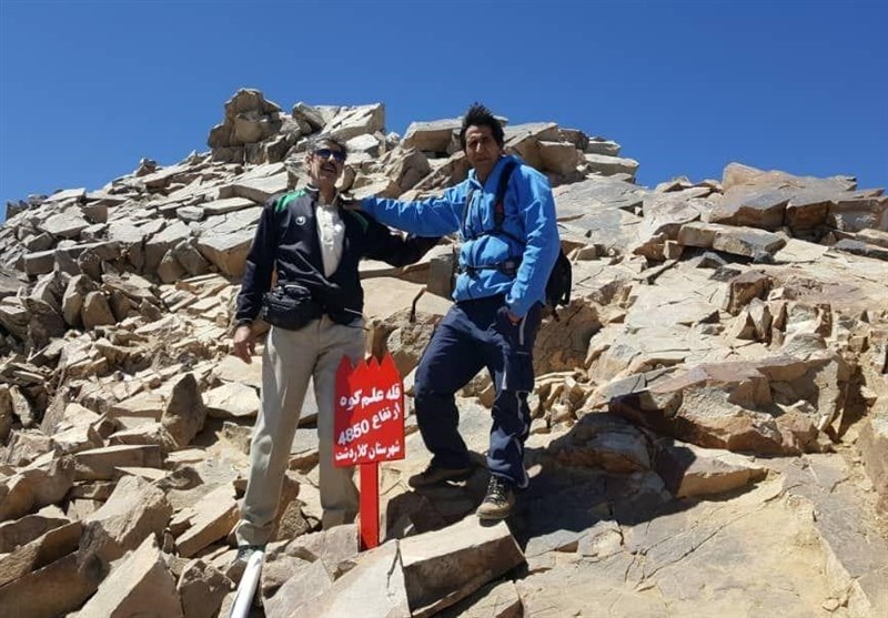 کوهنورد نابینای مطلق مشهدی «علم‌کوه» را فتح کرد