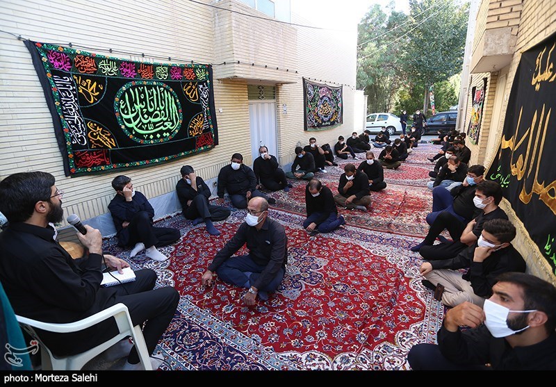 &quot;هر کوچه یک حسینیه&quot;| ‌مدیحه سرایی سید‌رضا نریمانی مقابل درب منزل یک شهید در اصفهان + تصاویر