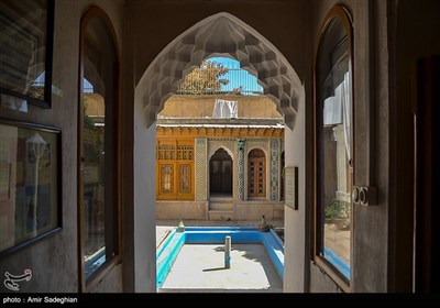 موزه هنرمشکین فام در خانه تاریخی فروغ الملک در گذر تاریخی سنگ سیاه، بعد از امامزاده بی‌بی دختران (ع) قرار دارد.
