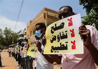  مخالفت مردم سودان با سازش با وجود فشارهای آمریکا؛ پرچم اشغالگران به آتش کشیده شد 
