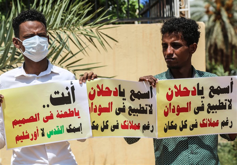 تظاهرات مردم سودان علیه توافق عادی سازی مقابل سفارت امارات در خارطوم+تصاویر- اخبار اروپا - اخبار بین الملل تسنیم - Tasnim