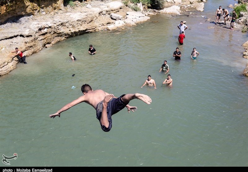 تفریحات پرخطر جوانان در آبشار و رودخانه باراندوزچای ارومیه به روایت تصویر