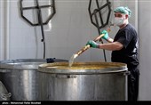 خدام رضوی در ایام فاطمیه غذای نذری در حاشیه شهر مشهد توزیع می‌کنند