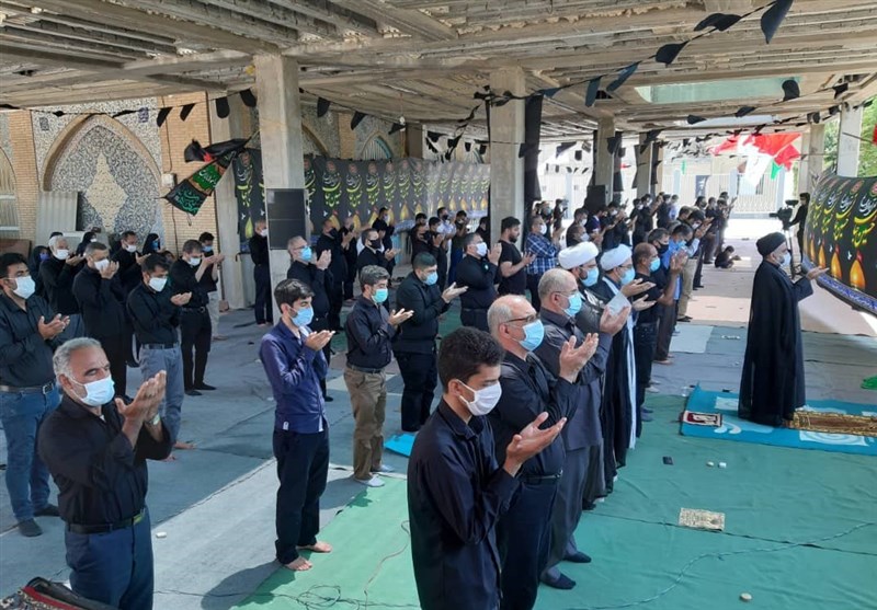 نماز ظهر تاسوعا با رعایت پروتکل‌ بهداشتی و فاصله‌گذاری اجتماعی در بوشهر اقامه شد+تصاویر