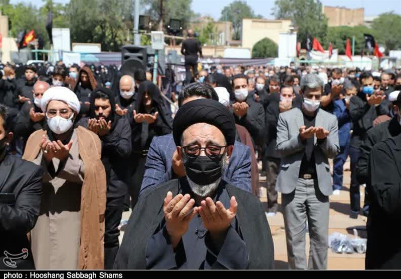 برگزاری نماز ظهر عاشورا با رعایت پروتکل‌های بهداشتی در محوطه مصلی تبریز به روایت تصویر