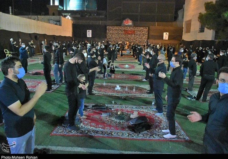 برگزاری مراسم شب عاشورای حسینی در هیئت هنر و رسانه قم به روایت تصویر