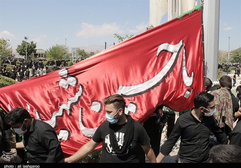 آئین اهتزاز پرچم سرخ حسینی در سمنان به روایت تصاویر