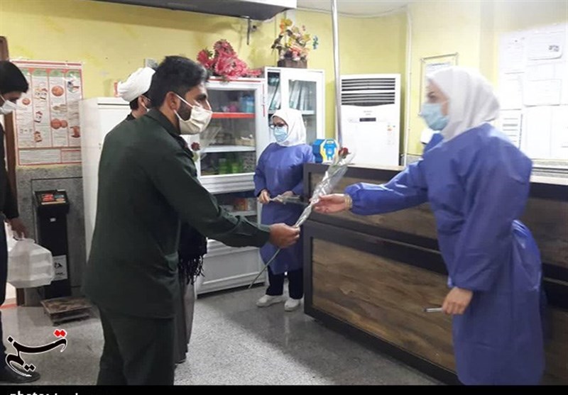 بسیجیان اندیمشکی با حضور در مراکز درمانی، غذای نذری بین بیماران کرونایی توزیع کردند + تصاویر