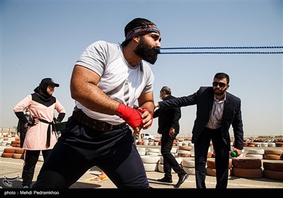 ثبت رکورد جهانی جابجایی کامیون با دندان توسط پوریا و فائزه سرلک-اهواز