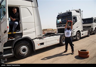 ثبت رکورد جهانی جابجایی کامیون با دندان توسط پوریا و فائزه سرلک-اهواز