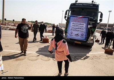 ثبت رکورد جهانی جابجایی کامیون با دندان توسط پوریا و فائزه سرلک-اهواز