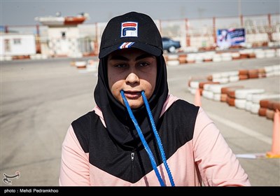 ثبت رکورد جهانی جابجایی کامیون با دندان توسط پوریا و فائزه سرلک-اهواز