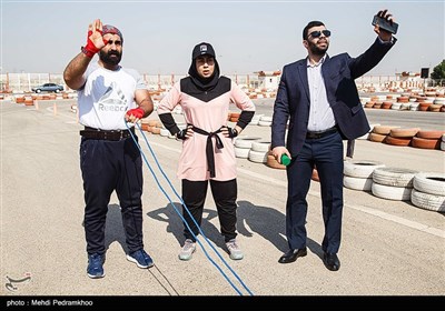ثبت رکورد جهانی جابجایی کامیون با دندان توسط پوریا و فائزه سرلک-اهواز