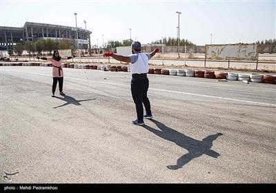 ثبت رکورد جهانی جابجایی کامیون با دندان توسط پوریا و فائزه سرلک-اهواز