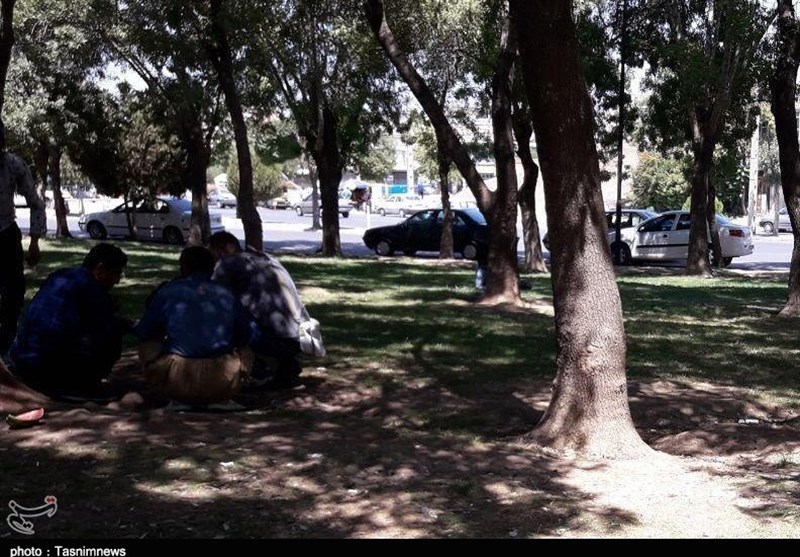 گزارش|دورهمی معتادان رهاشده در میدان نبوت سنندج؛ مسئولان چرا ورود نمی‌کنند؟ + تصاویر