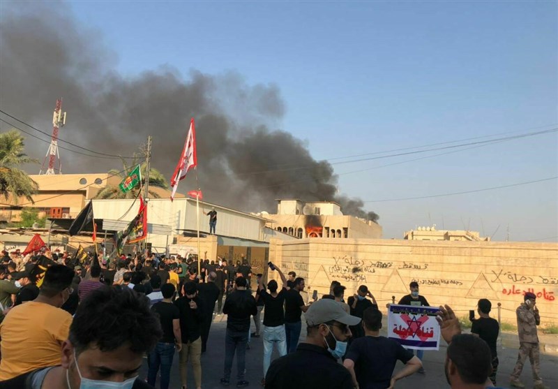 درپی بی‌ حرمتی به ایام سوگواری؛ عراقی‌های خشمگین دفتر شبکه تلویزیونی دجله را به آتش کشیدند+عکس