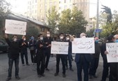 تجمع دانشجویان در اعتراض به قرآن سوزی مقابل سفارت سوئد+ عکس