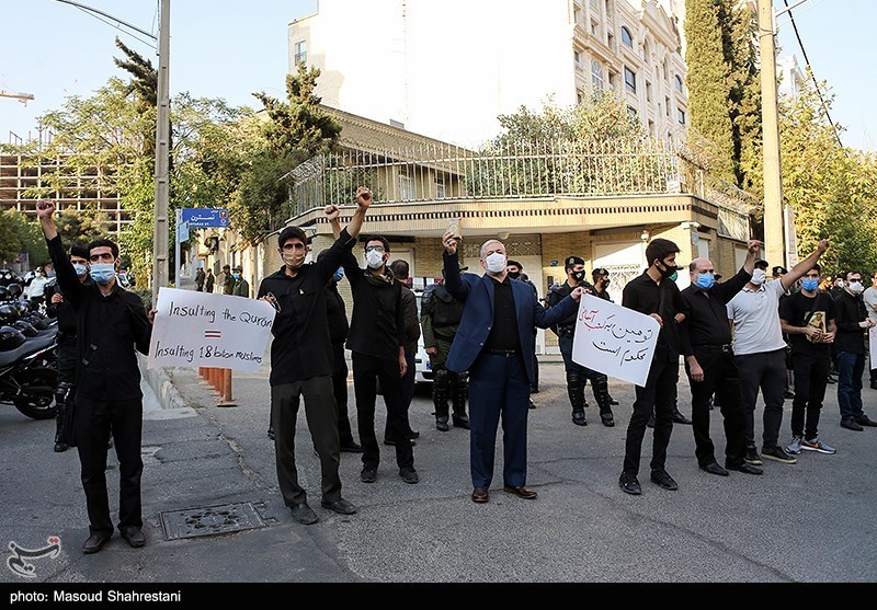 تجمع احتجاجی لطلبة الجامعات امام السفارة السویدیة + صور