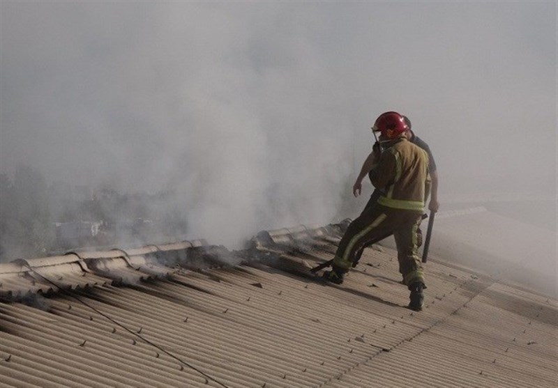 مهار آتش در سوله بزرگ صنعتی + تصاویر