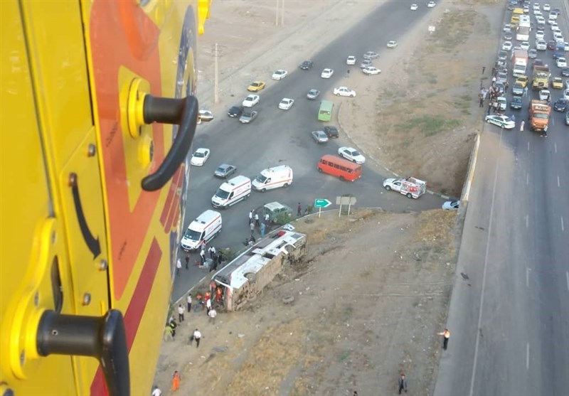 واژگونی یک‌دستگاه اتوبوس در اتوبان کرج ــ قزوین/ 25 مصدوم و دو کشته تاکنون