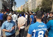 تجمع هواداران استقلال مقابل باشگاه و شعار علیه سلطانی‌فر و مددی + عکس