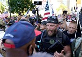 درگیری بین طرفداران مسلح ترامپ و مخالفان نژادپرستی+تصاویر