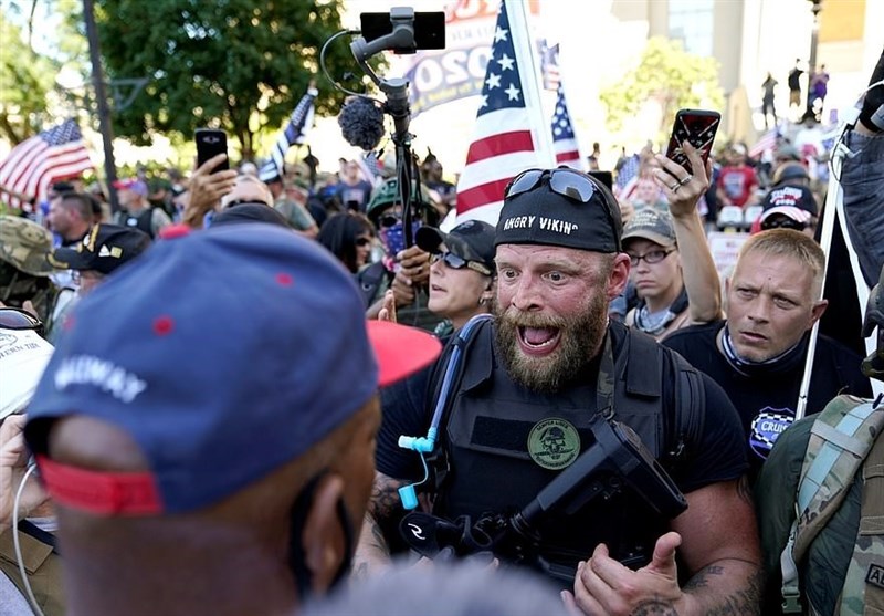 درگیری بین طرفداران مسلح ترامپ و مخالفان نژادپرستی+تصاویر
