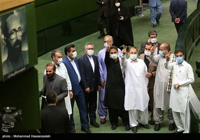 برخی از نمایندگان امروز در صحن علنی مجلس شورای اسلامی برای حمایت از مردم محروم استان سیستان و بلوچستان، لباس محلی این منطقه از کشور را برتن کردند.