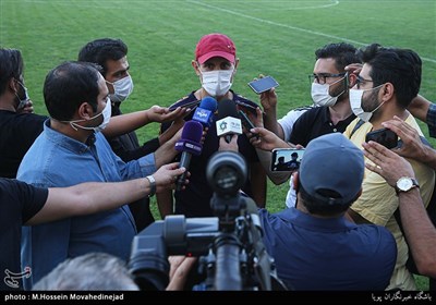 یحیی گل محمدی سرمربی تیم فوتبال پرسپولیس تهران در جمع خبرنگاران