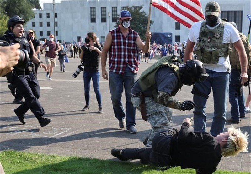Trump Supporters Clash with Anti-Racism Protesters in Oregon&apos;s Capital (+Video)