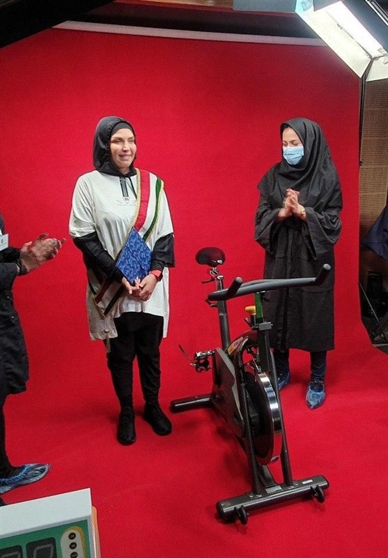 تلاش بانوی ایرانی برای ثبت رکورد در دوچرخه سالنی