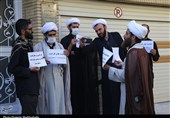 طلاب بسیجی در اعتراض به هتک حرمت قرآن مقابل دفتر وزارت امور خارجه در قم تجمع کردند